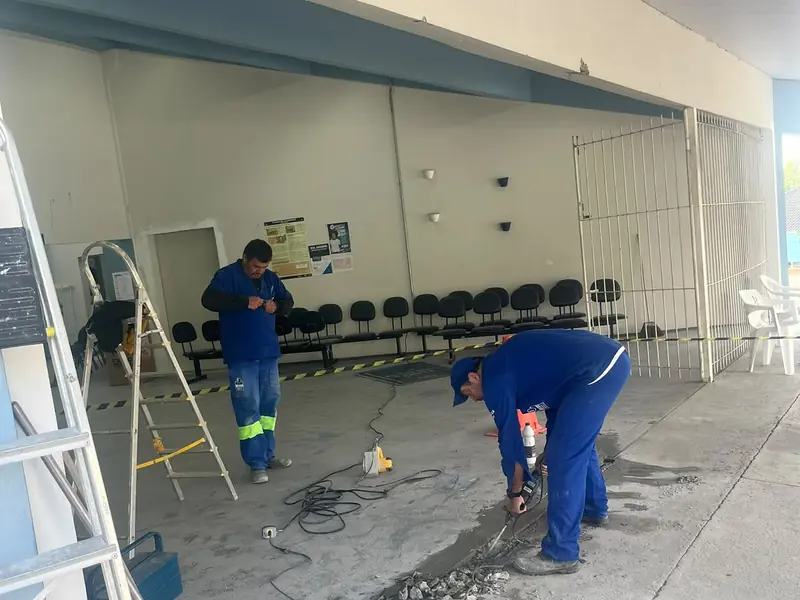 Equipe executando acabamento em ambiente interno