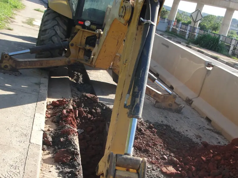 Escavadeira executando movimentação de solo em obra