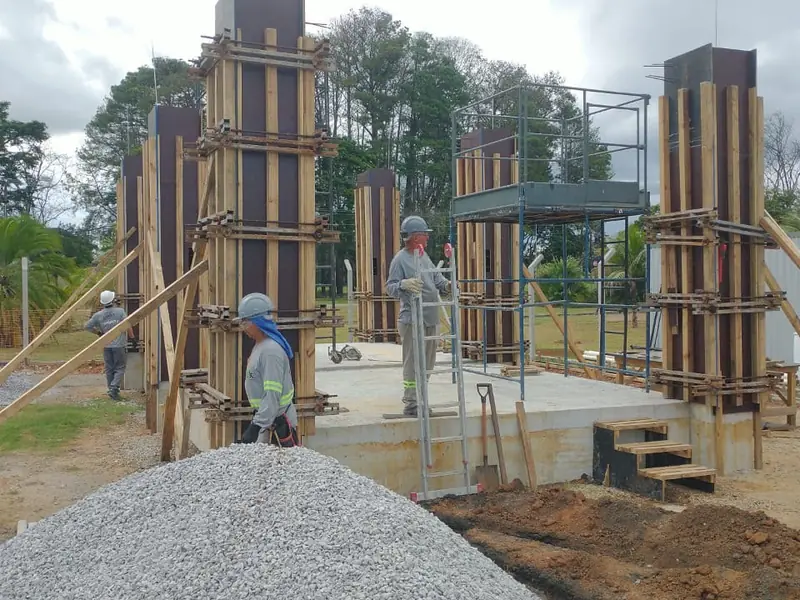 Formas de madeira para pilares de concreto armado