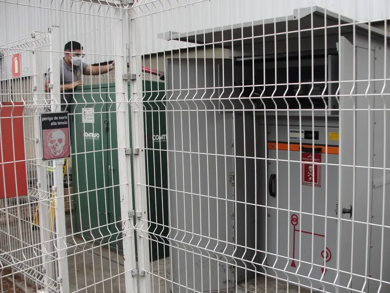 Cabine e painéis elétricos instalados em área externa