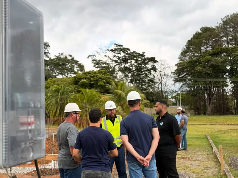 Reunião técnica de equipe no canteiro de obras