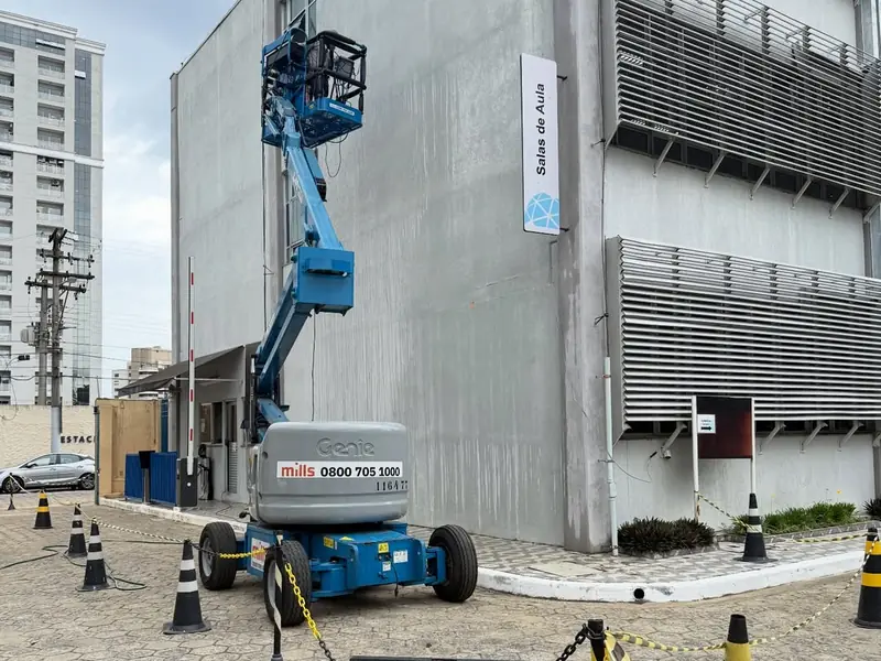 Plataforma elevatória em serviço na fachada de edifício