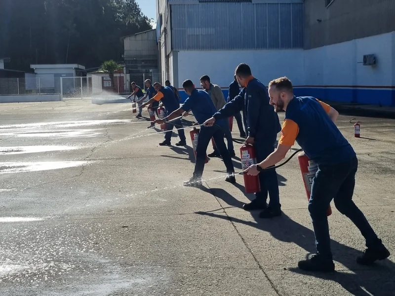 Turma em treinamento de prevenção e combate a incêndio