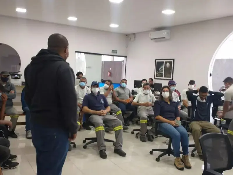 Treinamento normativo com equipe em sala