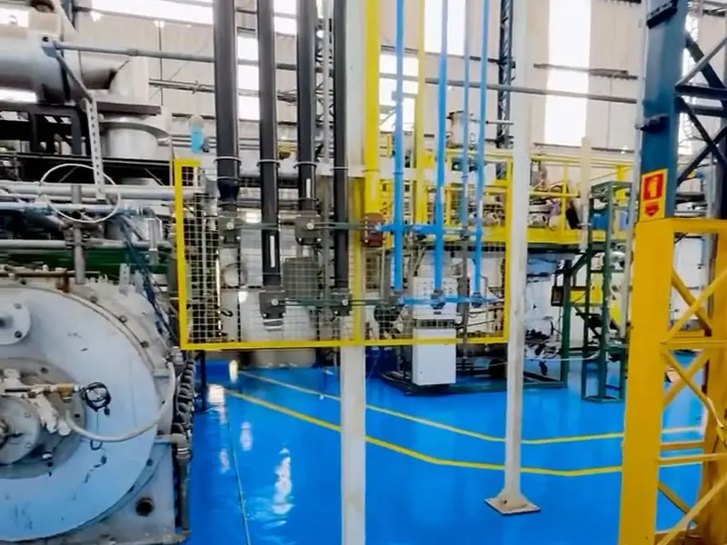 Área de utilidades industriais com tubulação e equipamentos