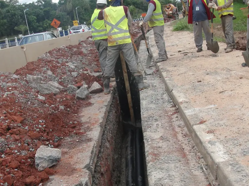 Abertura de vala para infraestrutura enterrada